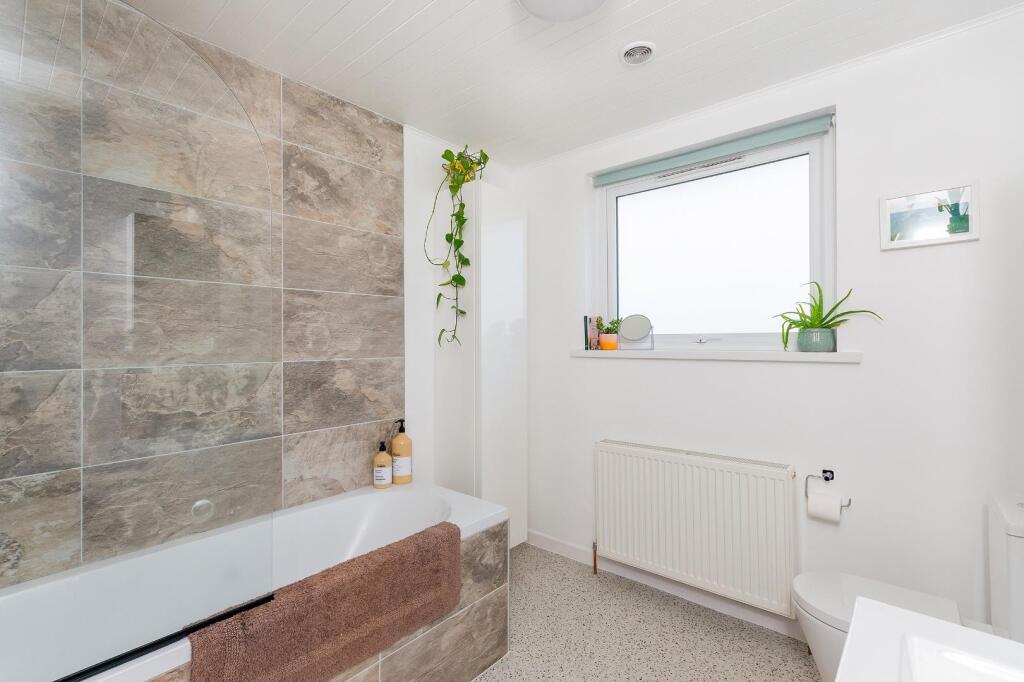 0B7RAN - Bathroom B.jpg