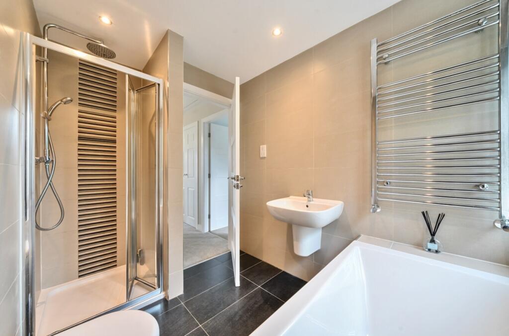 Estate Agent in Harrogate Bathroom2