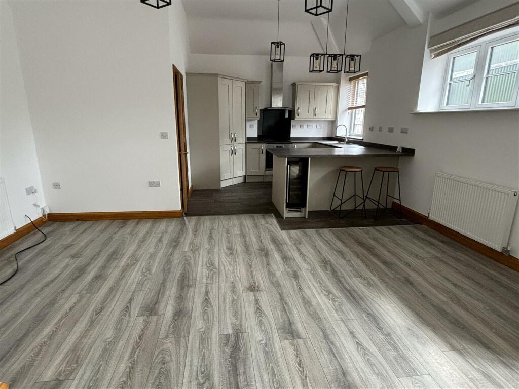 Open plan lounge/dining room