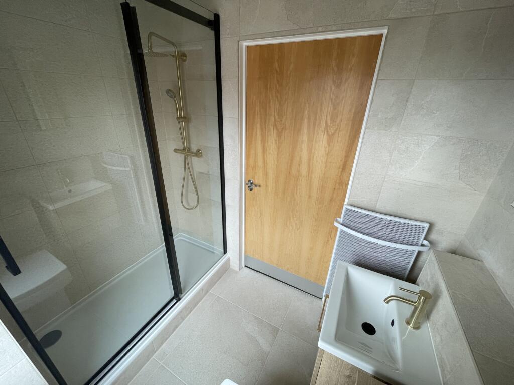 17 RIverside Drive - Bathroom(2).jpeg