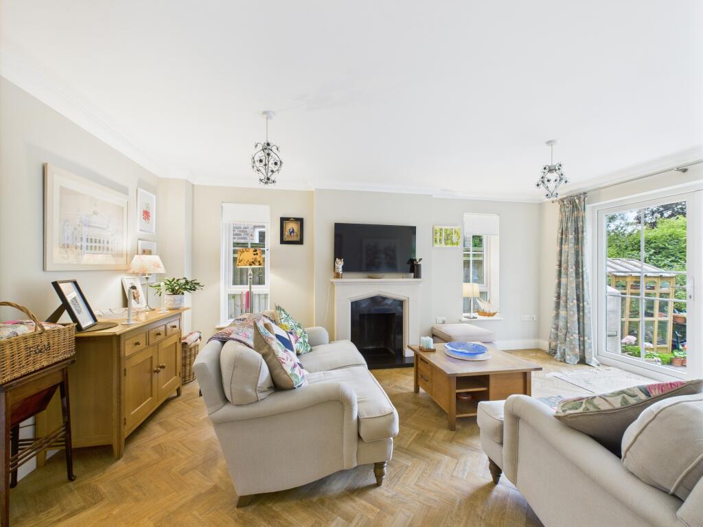 CAM02909G0-PR0439-STILL032