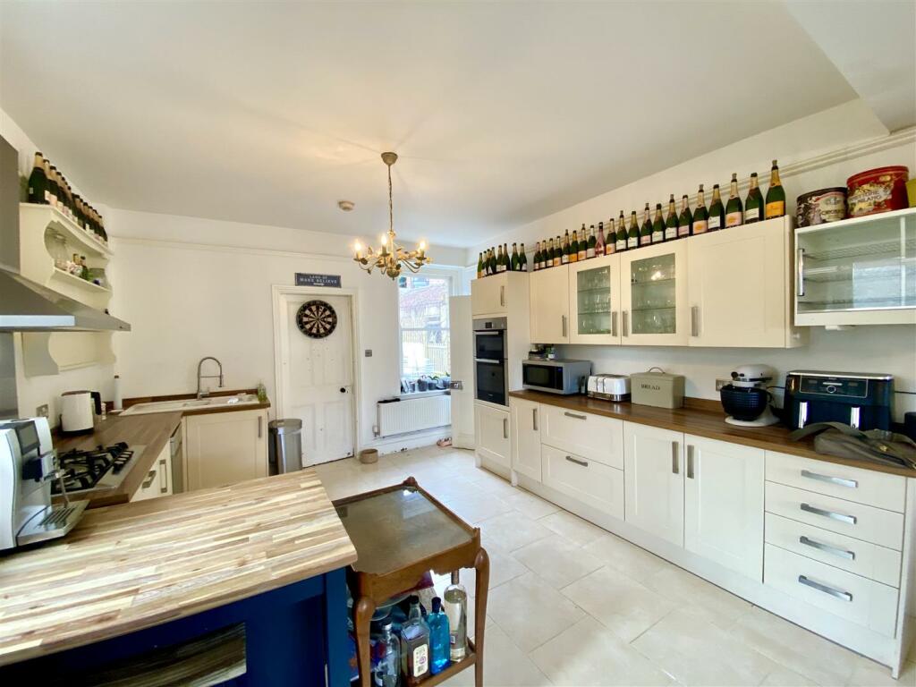 KITCHEN/DINING ROOM