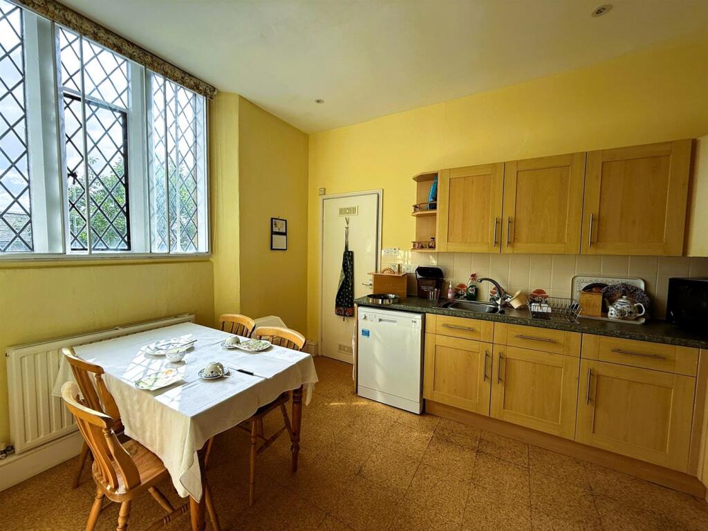 KITCHEN/BREAKFAST ROOM