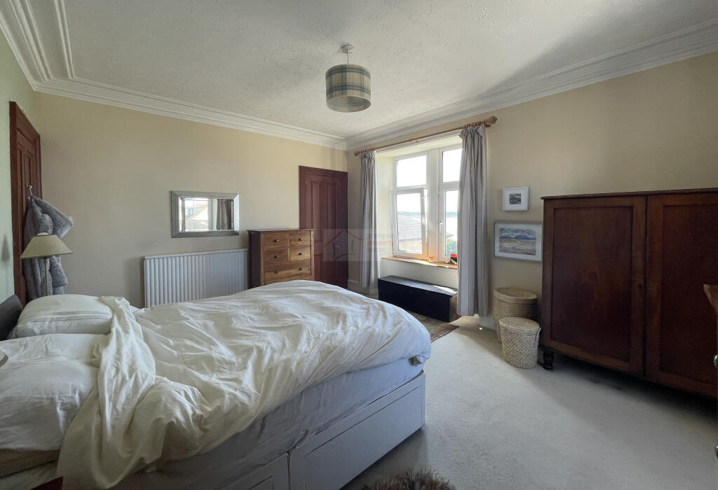 Master Bedroom b.JPG