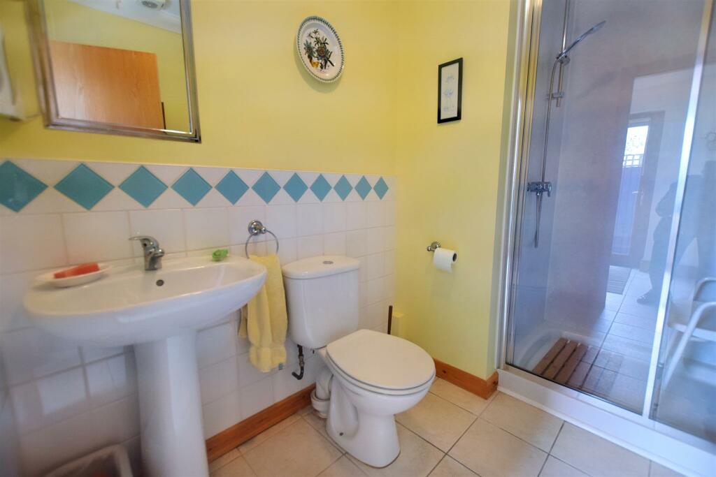 Downstairs En-suite