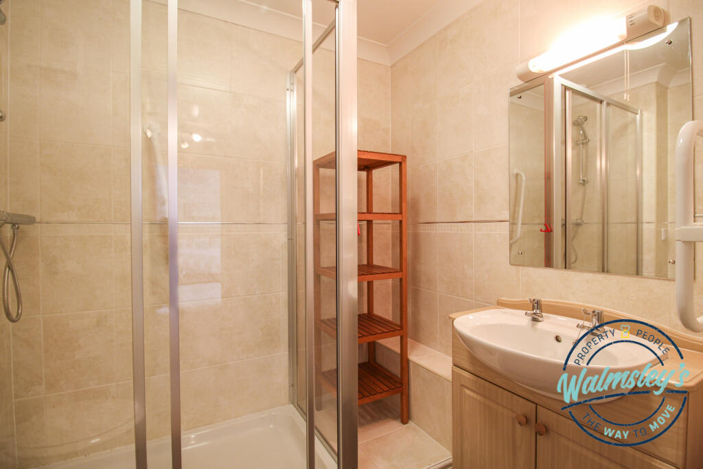Attractive &amp; generous shower room