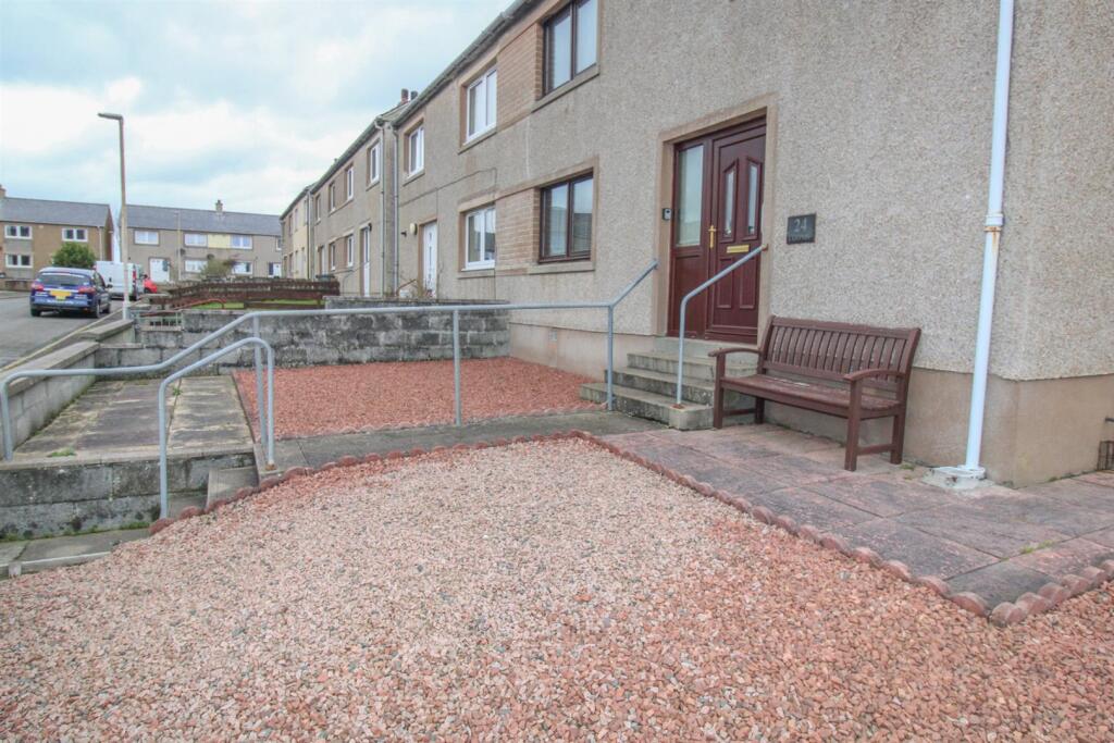 FRONT GARDEN (2).jpg