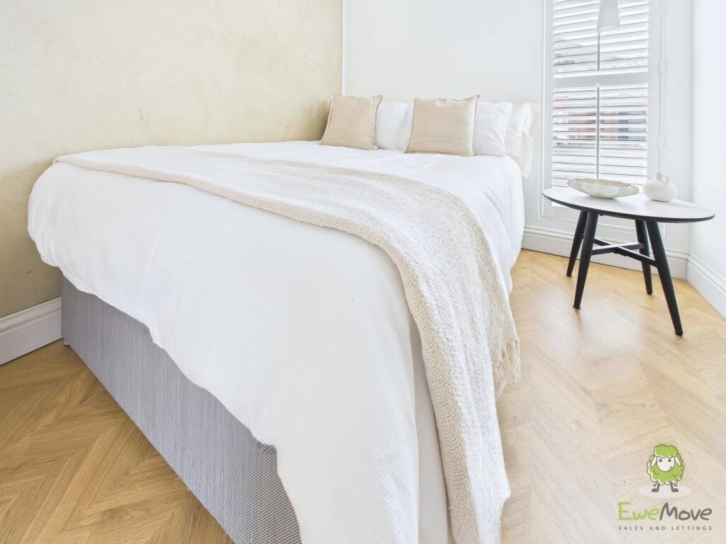 CAM01543G0-PR0166-STILL028