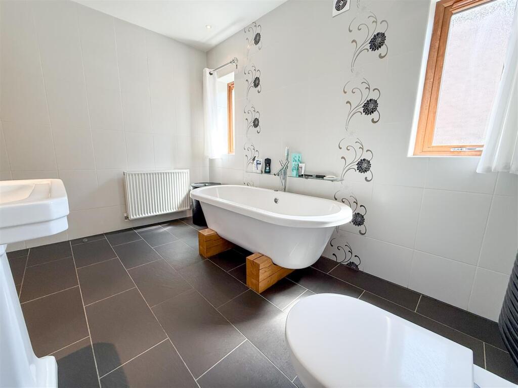 FAMILY BATHROOM