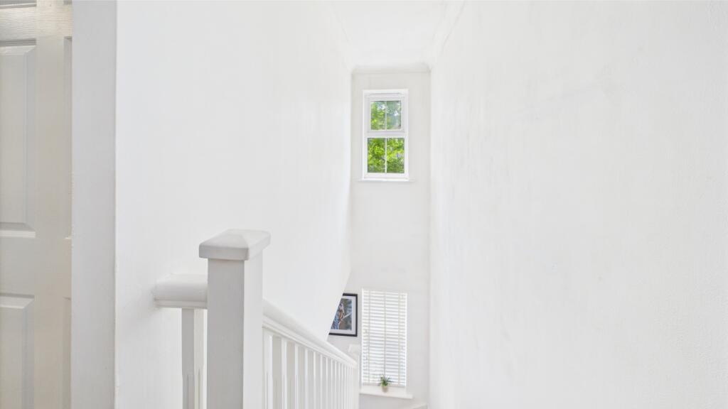 ewemove-InkermanRoad-light airey hallway