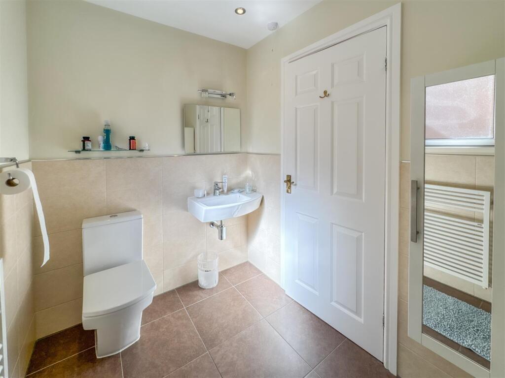 EN-SUITE SHOWER ROOM