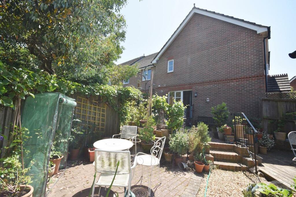 Garden patio  &amp; deck.JPG