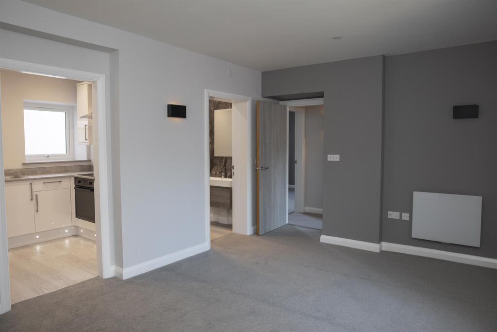 030222-  4 Bank Hous