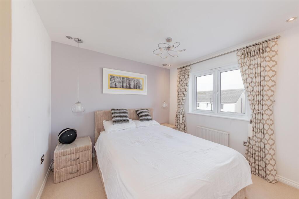 4 McBaith Way Dunfermline-16.JPG