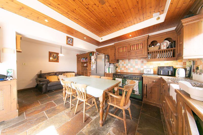 Kitchen &amp; dining room