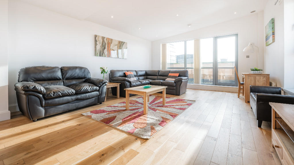 Spacious lounge