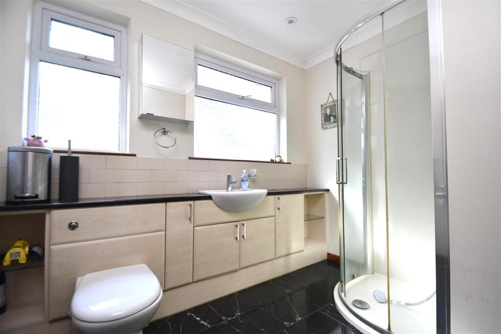 SHOWER ROOM/WC