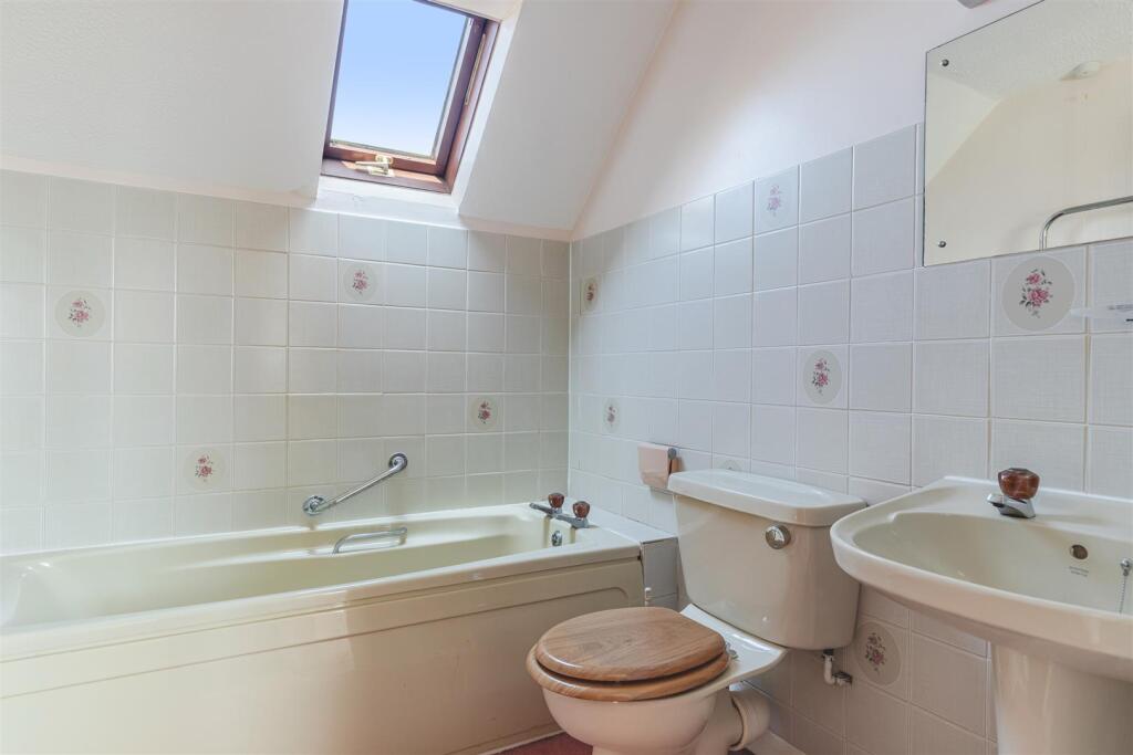 A25 - 10 Crestway Strete - 250424.jpg