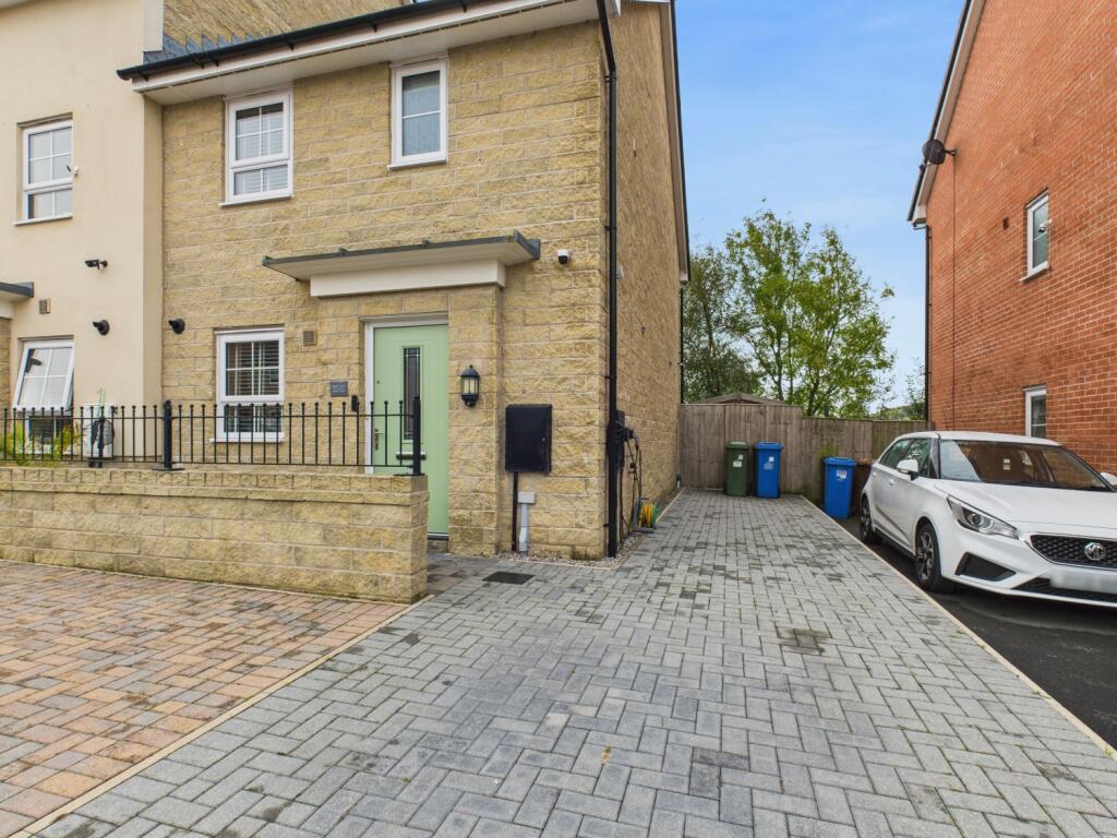 CAM03729G0-PR0154-STILL030