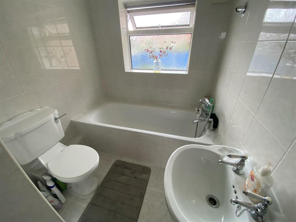 Bathroom 2.jpg