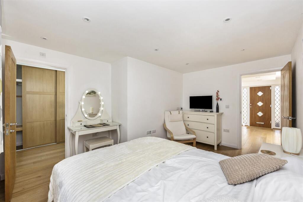 Courtlands Close 8-016.JPG