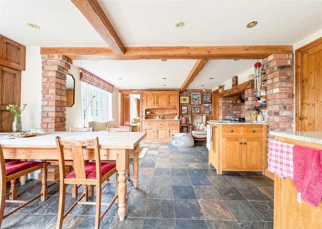 KITCHEN DINER