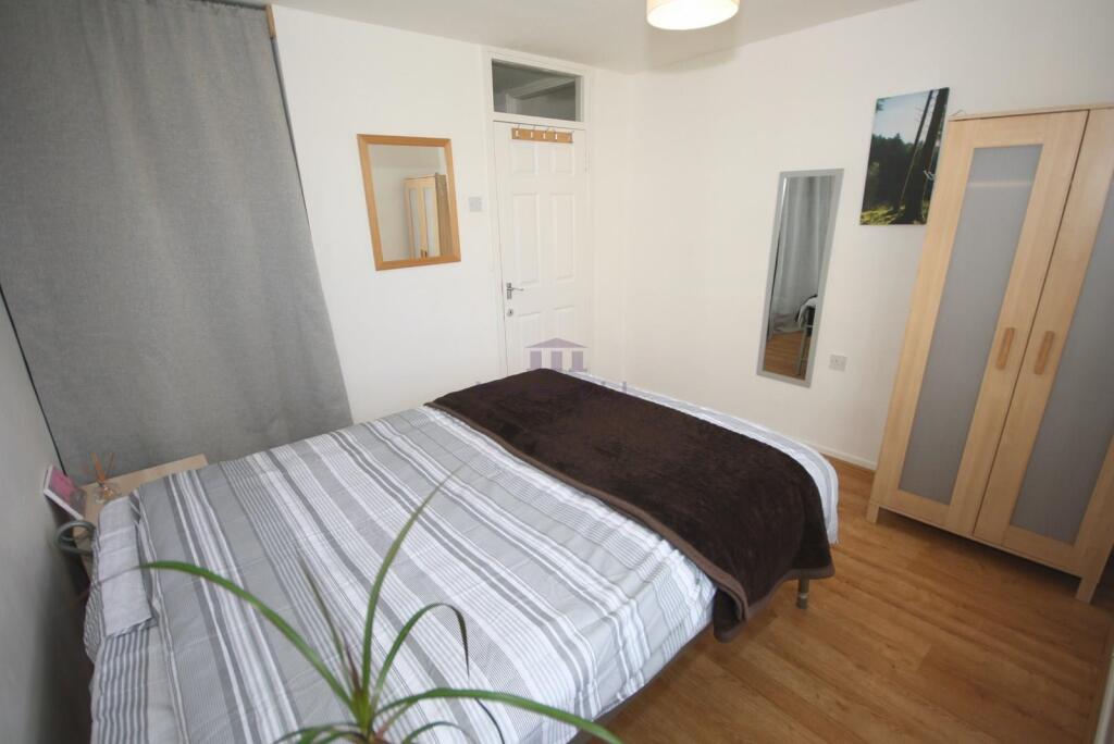 Double room for rent, let in 4 bedroom share house