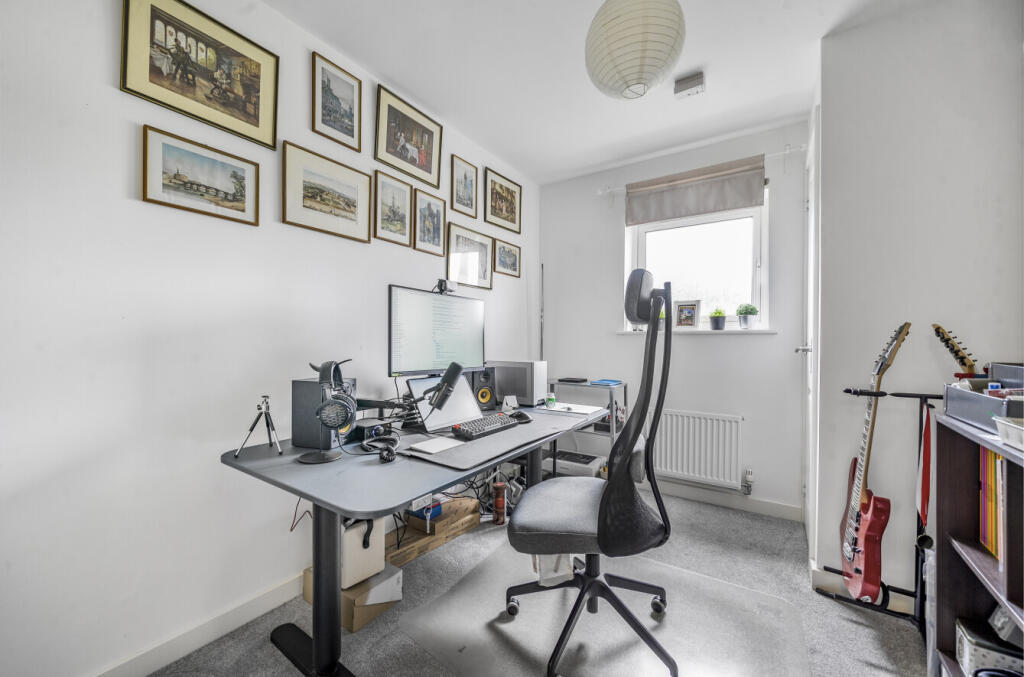 1295173-12-6825b9...