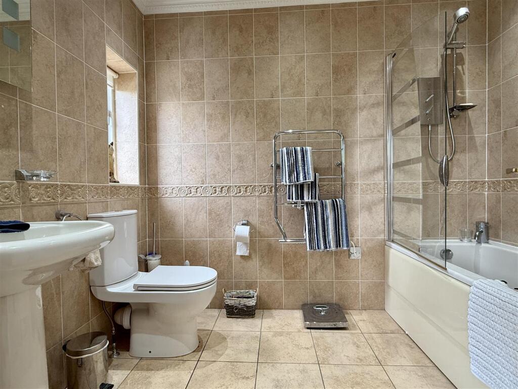 EN SUITE BATHROOM/WC