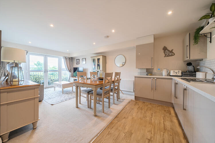 1305627 5 6841a4da80a9c