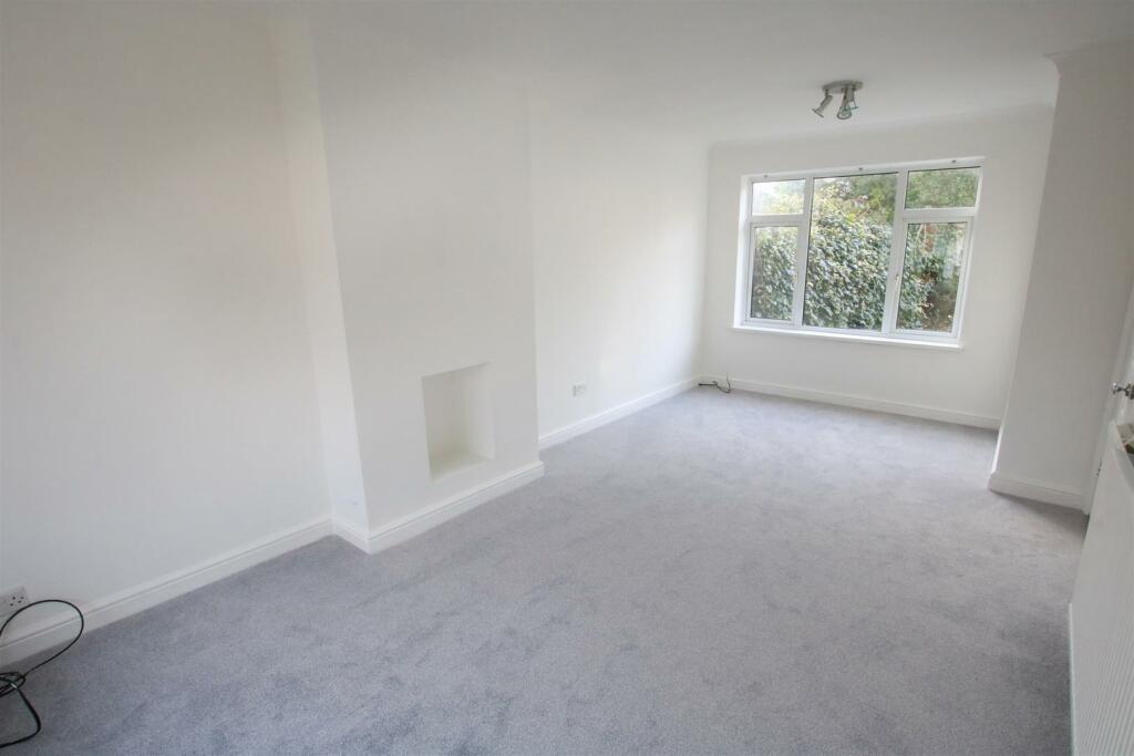 OPEN PLAN LOUNGE/ DINING ROOM