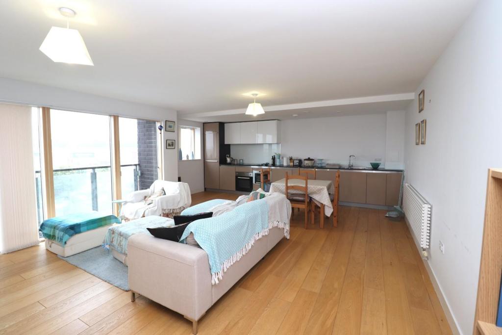 03 - Living Kitchen.JPG