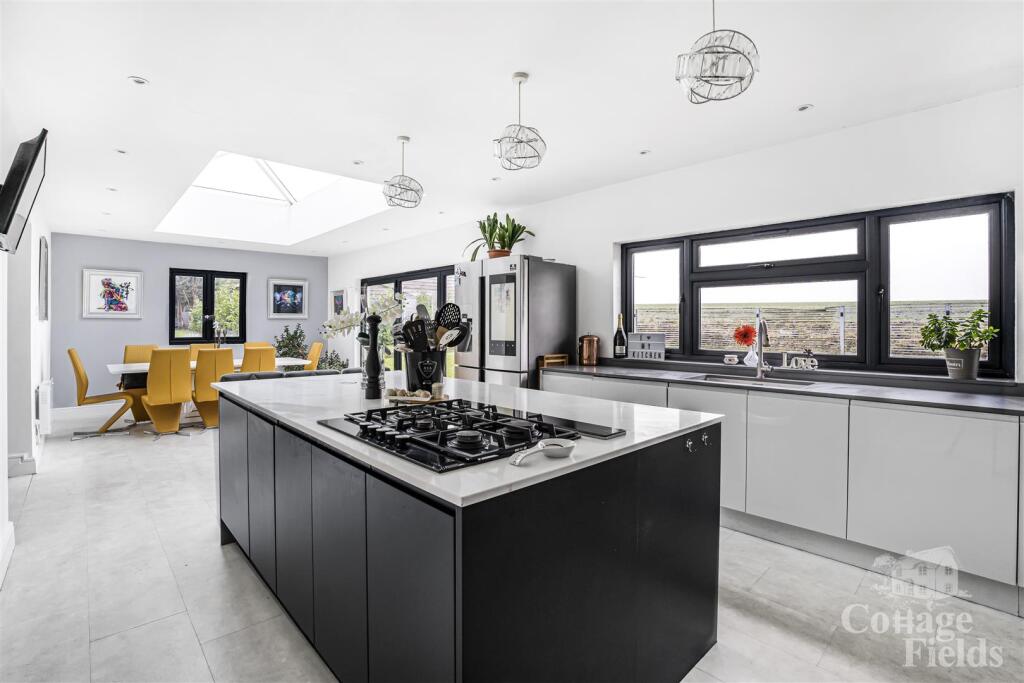 Kitchen / Diner / Entertainment Area
