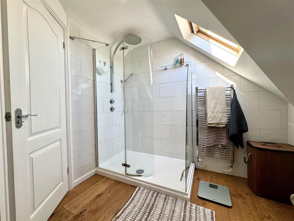 EN-SUITE SHOWER ROOM