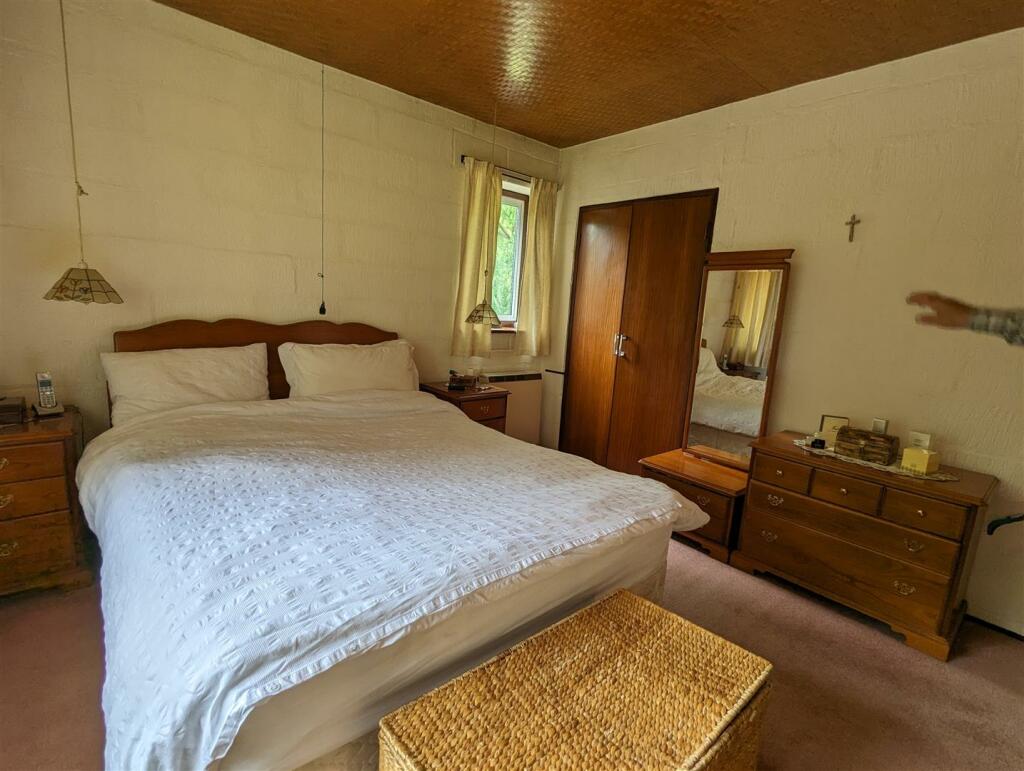 Shingles Bedroom 1.jpg