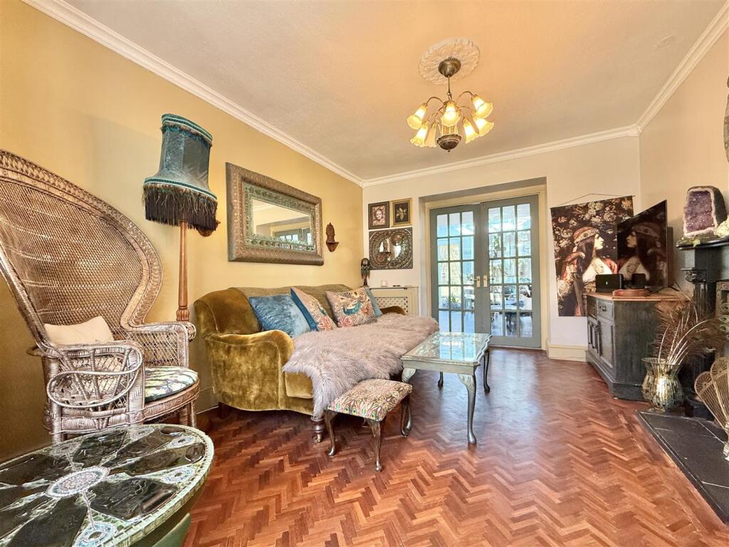 Coombe Bank Lodge - Lounge.jpg