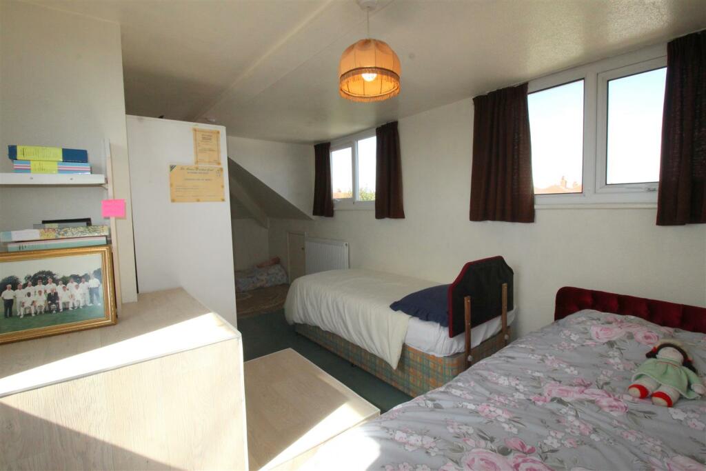 Clive Ave, 31 Bedroom Three 2.JPG