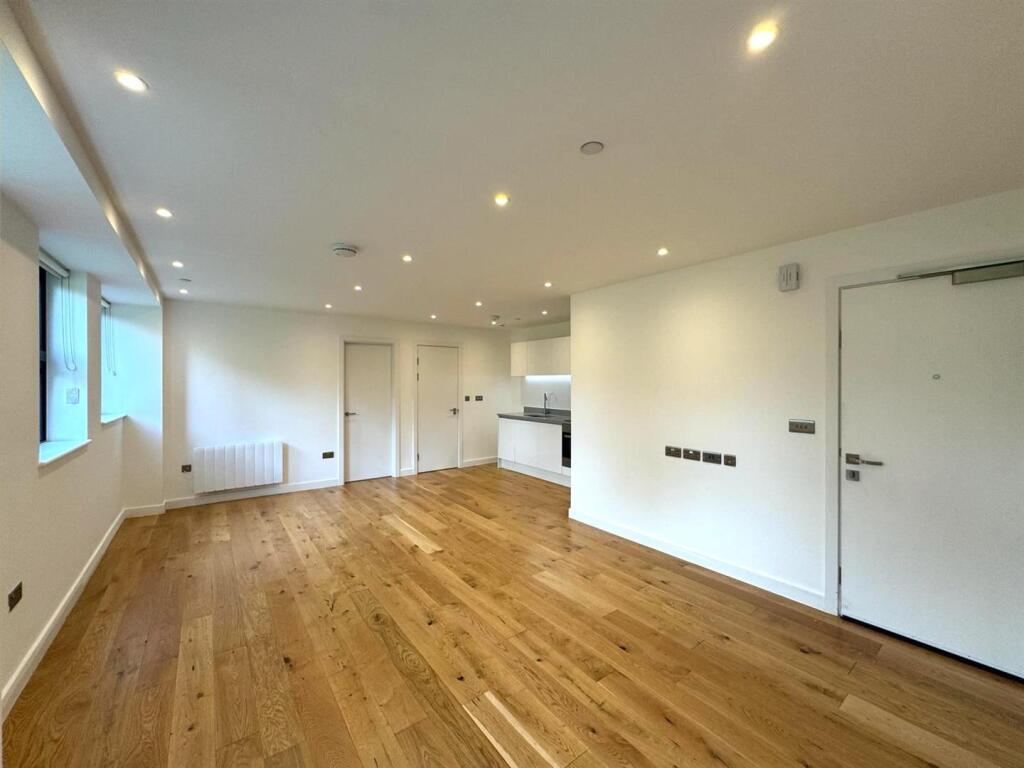 Living room pic 4.jpg