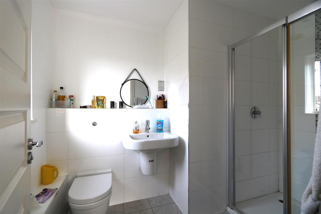 Master ensuite.JPG