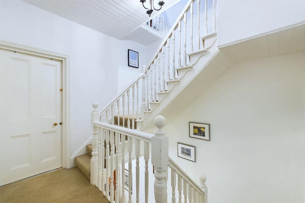 CAM04201G0-PR0052-STILL018