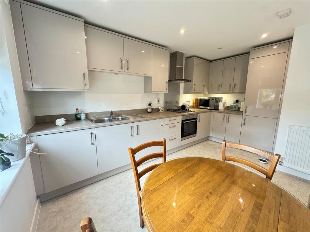 Kitchen 2.jpg