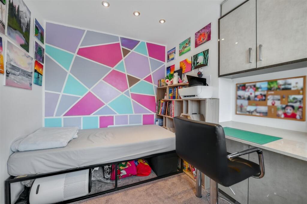 Bedroom 1 50 Fox hollow.jpg