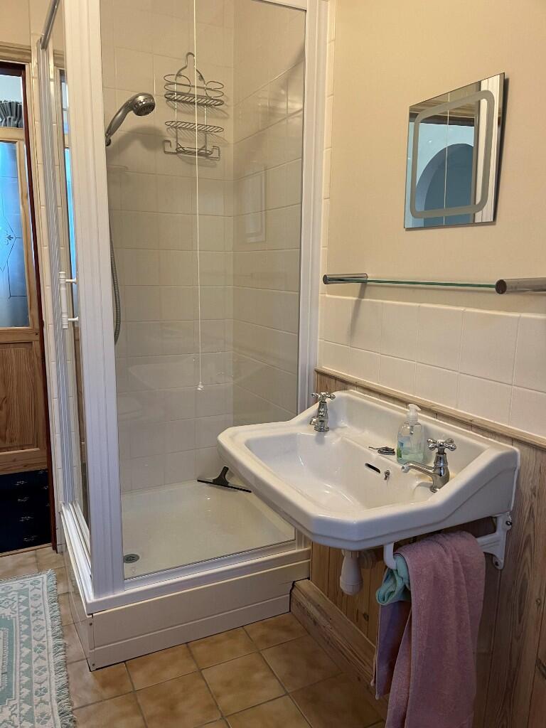 ENSUITE/BATH/SHOWER