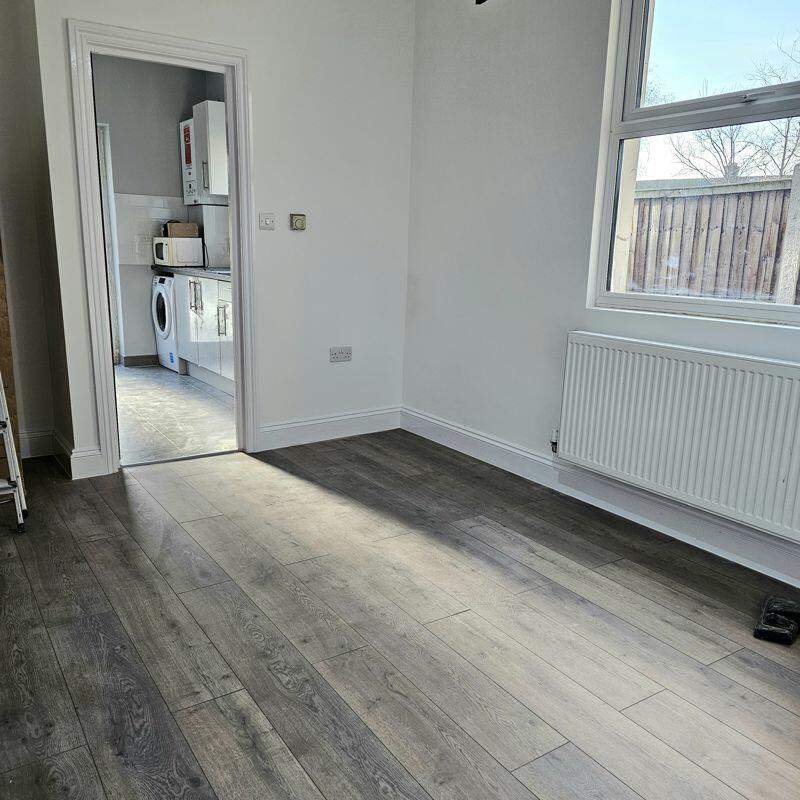 BEDROOM/LOUNGE