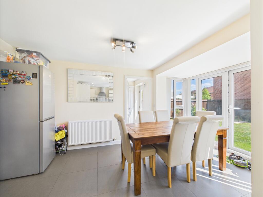 CAM03674G0-PR0564-STILL002