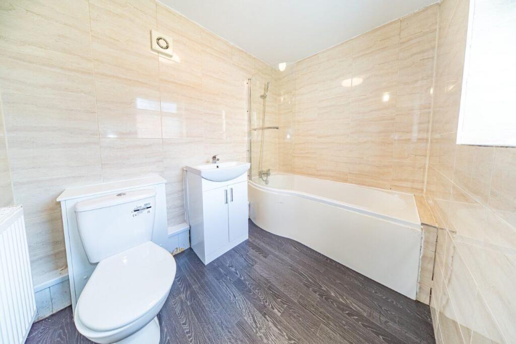 36 Wellesbourne Road bathroom.jpg