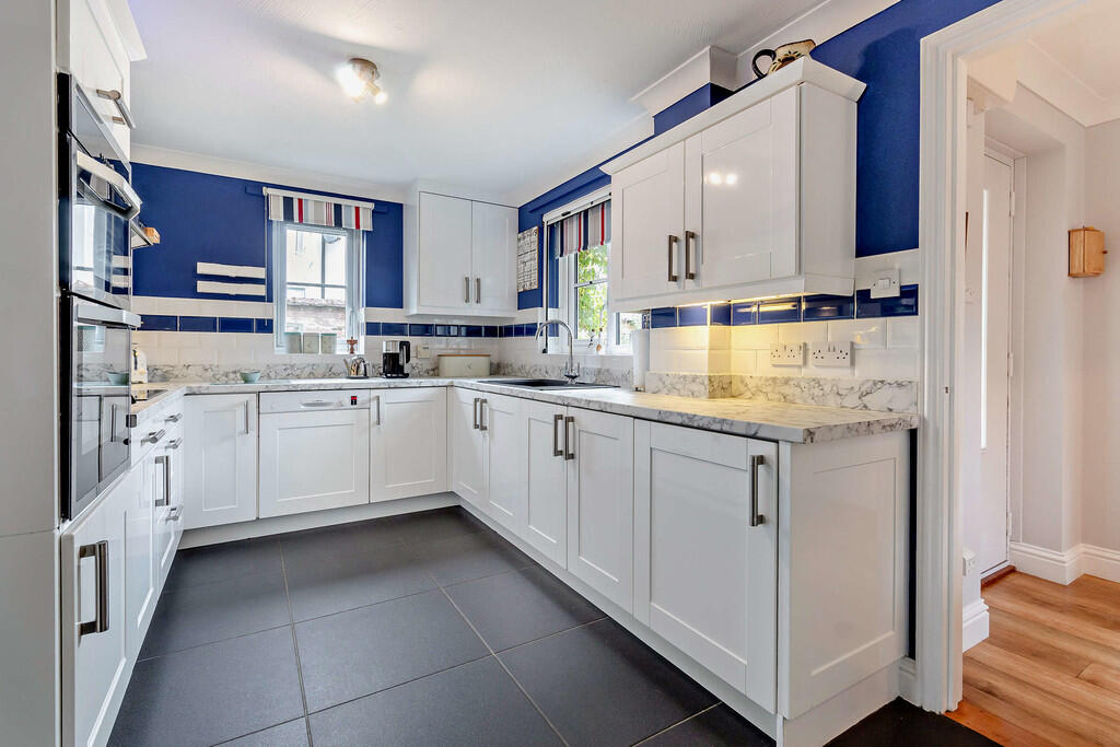 8657340-interior1...