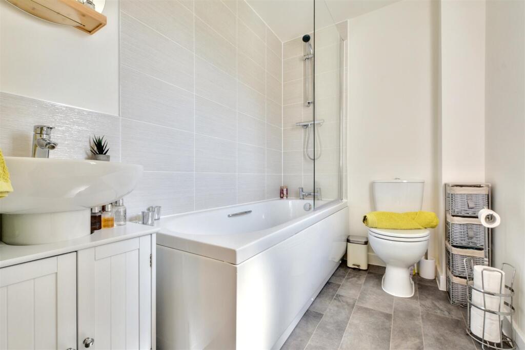 Bathroom_2.jpeg