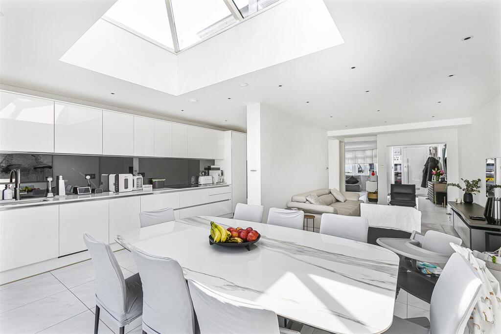 KITCHEN/LIVING ROOM