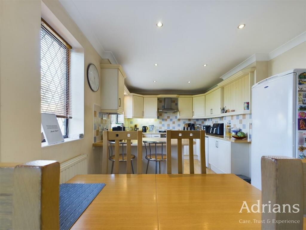 KITCHEN /